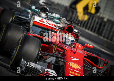 Barcelona, Spanien. 2. März 2017. KIMI RÄIKKÖNEN (FIN) nimmt in seinem Ferrari-SF70H auf der nassen Strecke, gefolgt von VALTTERI BOTTAS (FIN) => Mercedes 77 tagsüber 4 Formel1 Tests am Circuit de Catalunya Credit: Matthias Oesterle/ZUMA Draht/Alamy Live News Stockfoto
