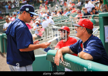 Fort Myers, Florida, USA. 2. März 2017. WILL VRAGOVIC | Times.Tampa Bay Strahlen Manager Kevin Cash (16) spricht mit Boston Red Sox Manager John Farrell (53) vor dem Start des Spiels zwischen den Boston Red Sox und die Tampa Bay Rays bei JetBlue Park in Fort Myers, Florida am Donnerstag, 2. März 2017. Die Boston Red Sox schlagen die Tampa Bay Rays 19-2. Bildnachweis: Willen Vragovic/Tampa Bay Times / ZUMA Draht/Alamy Live News Stockfoto