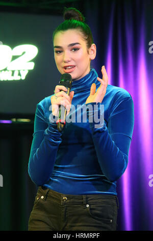 Bala Cynwyd, PA, USA. 2. März 2017. Dua Lipa besucht Q102 in Bala Cynwyd, Pennsylvania am 2. März 2017 Credit: Star Shooter/Medien Punch/Alamy Live News Stockfoto