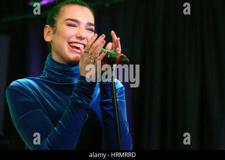 Bala Cynwyd, PA, USA. 2. März 2017. Dua Lipa besucht Q102 in Bala Cynwyd, Pennsylvania am 2. März 2017 Credit: Star Shooter/Medien Punch/Alamy Live News Stockfoto