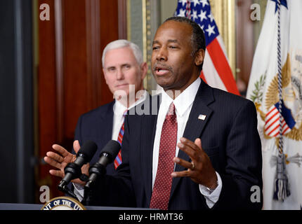 Washington DC, USA. 2. März 2017. Dr. Ben Carson spricht nach der Vereidigung zum Secretary Of Housing And Urban Development werden von US-Vizepräsident Präsident Mike Pence auf 2. März 2017 in Washington, DC. Bildnachweis: Olivier Douliery/Pool über CNP/MediaPunch/Alamy Live News Stockfoto