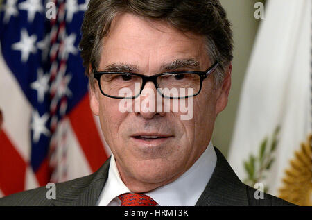 Washington DC, USA. 2. März 2017. Ehemaliger Gouverneur Rick Perry (Republikaner aus Texas), Recht, macht Bemerkungen nach wird geschworen in Vereinigte Staaten Minister fuer Energie werden von US-Vizepräsident Präsident Mike Pence auf 2. März 2017 in Washington, DC. Bildnachweis: Olivier Douliery/Pool über CNP/MediaPunch/Alamy Live News Stockfoto