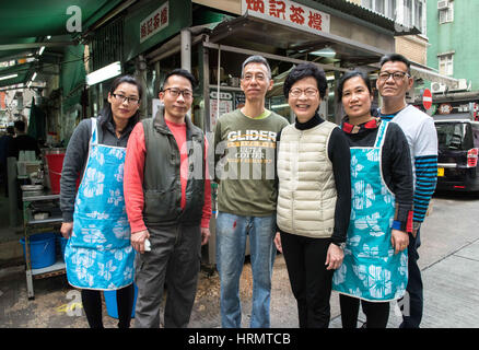 Hong Kong, Hong Kong SAR, China. 3. März 2017. HONG KONG, CHINA - März 03: Hauptgeschäftsführer von Hong Kong Anwärter, Carrie Lam, auf Wahlkampftour in Ormsby Street, Tai Hang, Hong Kong SAR, China am März 03, 2017.Carrie Lam Cheng Yuet-Ngor Chats Einheimischen beim Frühstück und ein Hong Kong-Stil-Tee bei der berühmten Bing Kee dai Pai Dong (unter freiem Himmel speisen Stall). Carrie Lam (3. R) mit Eigentümern, die Fung-Brüder und ihre Mitarbeiter. Bildnachweis: Jayne Russell/ZUMA Draht/Alamy Live-Nachrichten Stockfoto