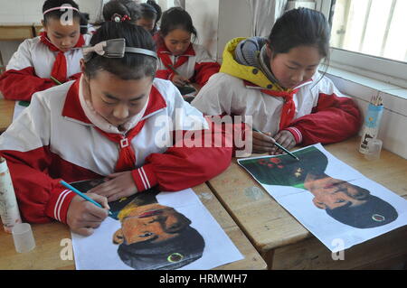 Lianyungang, Lianyungang, China. 2. März 2017. Lianyungang, CHINA-2. März 2017: (nur zur redaktionellen Verwendung. CHINA HERAUS). Schüler machen Papierschnitten von Lei Feng Porträt in Donghai, der ostchinesischen Provinz Jiangsu, 2. März 2017. Lei Feng war ein Soldat der Befreiung Armee von China und starb im Alter von 22 Jahren im Jahr 1962. Er nationale Berühmtheit und wurde zu einer Ikone des altruistischen Geist im Jahre 1963 als die verstorbenen chinesischen Führer Mao Zedong schrieb '' folgen dem Beispiel der Genosse Lei Feng'' und 5 März als das Jubiläum für das Lernen von Lei Feng gesetzt wurde. Bildnachweis: SIPA Asien/ZUMA Draht/Alamy Live-Nachrichten Stockfoto