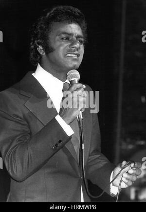 26. Januar 1977 - findet der berühmte amerikanische Sänger Johnny Mathis sich im Olympia nach 12 Jahren Abstinenz wieder für eine Reihe von acht Erwägungen. Er wird seine größten Hits singen die ihm erlaubt, an die Spitze der amerikanischen Charts für 450 aufeinander folgenden Wochen bleiben. Er ist hier auf der Bühne im Olympia abgebildet. (Kredit-Bild: © Keystone Presseagentur/Keystone USA über ZUMAPRESS.com) Stockfoto