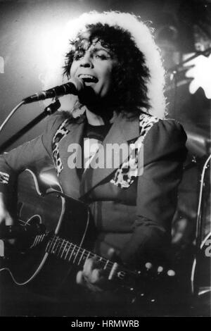 Sept. 16, 1977 - 16. September 1977 Marc Bolan bei Autounfall getötet Ã ¢ â'¬â €œ Rock-Sänger Marc Bolan, 29, war heute früh bei einem Autounfall getötet. Er war ein Passagier in einem Mini, angetrieben durch seine Common-Law-Frau Gloria Jones. Die Mini prallte gegen einen Baum in Queens Ride Bannes und war ein Ã ¢ â'¬Å "schreiben-OffÃ ¢ â'¬Â. Herr Richard Jones, der Bruder von Gloria, die in einem Auto hinter ihnen unterwegs war erzählte der Polizei, dass das Auto nur etwa 30 km/h kurz vor dem Unfall machte. Gloria wurde genommen, um Königin MaryÃ ¢ â'¬â "¢ s Hospital, Roehampton, mit einem gebrochenen Kiefer. Foto zeigt: Marc Bolan auf der Bühne des Lyceum Ballroo Stockfoto