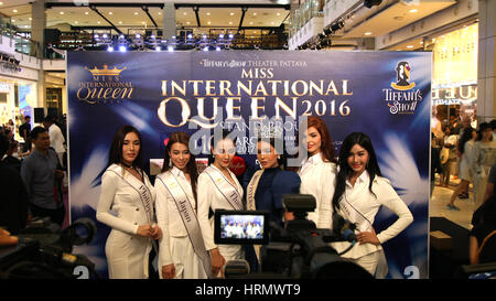 Bangkok, Thailand. 2. März 2017. Teilnehmer aus 19 Ländern, die Teilnahme an den noch vor der letzten Runde von Transvestiten und Transsexuellen Schönheitswettbewerb Miss International Queen 2016 im Tiffany Show Theatre in Pattaya im 10. März 2017. Bildnachweis: John Vincent/Alamy Live-Nachrichten Stockfoto