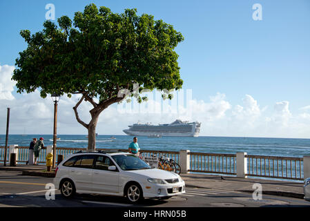 Maui, Hawaii. 2. März 2017. Der Star Princess ankerten im Hafen von Lahaina, Maui, Hawaii von Front Street auf Donnerstag, 2. März 2017. Star Princess ist eine Grand-Klasse Kreuzfahrtschiff, von Princess Cruises, eine Tochtergesellschaft von Carnival plc betrieben. Es ist 920,2 Fuß (289,62 m) lang und bietet Platz für 3.100 Passagiere und Besatzungsmitglieder 1205. Bildnachweis: Ron Sachs/CNP - kein Draht-SERVICE - Foto: Ron Sachs/konsolidiert News Fotos/Ron Sachs - CNP Stockfoto