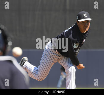 Tampa, Florida, USA. 28. Februar 2017. Masahiro Tanaka (Yankees) MLB: New York Yankees Start Krug Masahiro Tanaka Stellplätze während ein Frühling Training Baseball-Spiel gegen die Detroit Tigers bei George M. Steinbrenner Field in Tampa, Florida, Vereinigte Staaten von Amerika. Bildnachweis: AFLO/Alamy Live-Nachrichten Stockfoto
