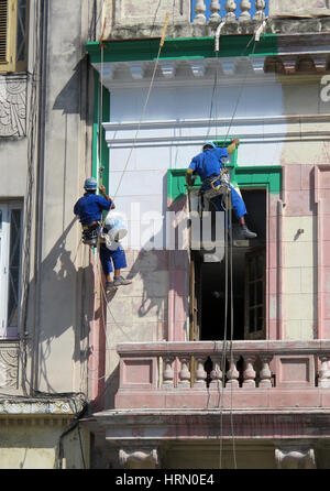 Havanna, Kuba. 27. Januar 2017. Zwei Arbeiter Abseilen vor einem alten Kolonialhaus auf der Avenida Beligica in Havannas Altstadt um ihm einen neuen Anstrich, aufgenommen am 27.01.2017 verleihen. Foto: Annette Meinke-Carstanjen/Dpa-Zentralbild/ZB | weltweite Nutzung/Dpa/Alamy Live-Nachrichten Stockfoto