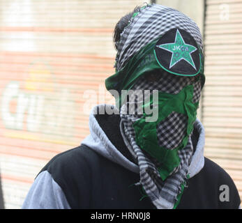 Srinagar, indische verabreicht Kaschmir. 3. März, 2017.A muslimischen Kaschmir maskiert Demonstrant sieht in die Kamera, während der Zusammenstöße im Stadtzentrum von Srinagar am Freitag ein Zivilist wurde getötet und ein CRPF Jawan verletzt, als Kämpfer gegen die Sicherheitskräfte in Pulwama Bezirk von Jammu und Kaschmir Kredit eine Granate geschleudert: Sofi Suhail/Alamy Live News Stockfoto