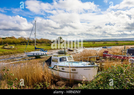 Boote auf dem Fluss Caen bei Ebbe. Braunton, Devon, England. Stockfoto