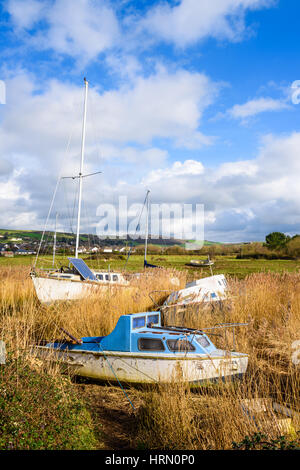 Boote auf dem Fluss Caen bei Ebbe. Braunton, Devon, England. Stockfoto