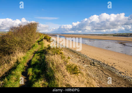 Der South West Coast Path auf Horsey Insel entlang dem Fluß Taw-Mündung, Braunton, Devon, England. Stockfoto