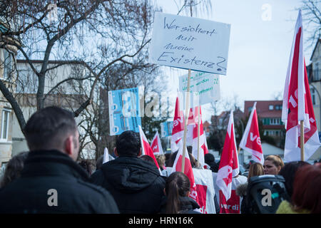 Stuttgart, Deutschland. 3. März 2017. Flughafen-Bodenpersonal, vertreten durch die Dienstleistungsgewerkschaft Verdi Streik vor dem Staatsministerium in Stuttgart, Deutschland, 3. März 2017. Die Union forderte eine Warnung Streik vor der vierten Runde der Tarifverhandlungen mit Arbeitgeber SGS. Foto: Lino Mirgeler/Dpa/Alamy Live-Nachrichten Stockfoto