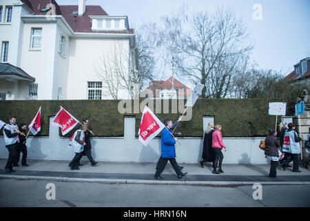 Stuttgart, Deutschland. 3. März 2017. Flughafen-Bodenpersonal, vertreten durch die Dienstleistungsgewerkschaft Verdi Streik vor dem Staatsministerium in Stuttgart, Deutschland, 3. März 2017. Die Union forderte eine Warnung Streik vor der vierten Runde der Tarifverhandlungen mit Arbeitgeber SGS. Foto: Lino Mirgeler/Dpa/Alamy Live-Nachrichten Stockfoto