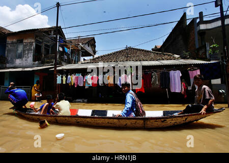 West-Java, Indonesien. 3. März 2017. Leute benutzen ein Boot aus überfluteten Gebiet nach starken Regenfällen und der Wasserüberlauf aus Citarum Fluss im Bojongsari Village, Bandung, Indonesien, am 3. März 2017 zu evakuieren. Bildnachweis: Banyu Biru/Xinhua/Alamy Live-Nachrichten Stockfoto