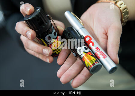 Nürnberg, Deutschland. 3. März 2017. Pfefferspray Cannisters auf der IWA Outdoor Classics zeigen für Waffen, Jagd, outdoor und Sicherheit in Nürnberg, Deutschland, 3. März 2017. Foto: Daniel Karmann/Dpa/Alamy Live News Stockfoto