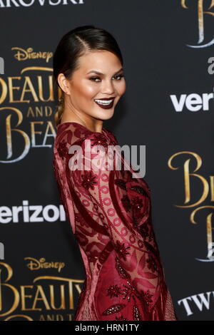 Los Angeles, uns. 3. März 2017. Chrissy Teigen kommt bei der World Premiere von Disneys "Beauty And The Beast" am El Capitan Theatre in Los Angeles, USA, im 2. März 2017. Foto: Hubert Boesl - NO-Draht-SERVICE - Foto: Hubert Boesl/Dpa/Alamy Live News Stockfoto