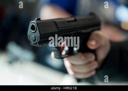 Nürnberg, Deutschland. 3. März 2017. Eine Walther P99 Pistole an der IWA Outdoor Classics Messe für Waffen, Jagd, outdoor und Sicherheit in Nürnberg, Deutschland, 3. März 2017. Foto: Daniel Karmann/Dpa/Alamy Live News Stockfoto