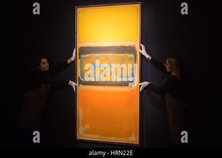 Christie's, London, März 3. 2017. Bild: Galerie Mitarbeiter Glätten Mark Rothkos "Nr. 1", gemalt im Jahr 1949, die voraussichtlich zwischen £ 8 Millionen zu holen.   Bildende Kunst-Auktionshaus Christies halten ein Presse-Preview für Nachkriegs- und zeitgenössische Kunst Auktionen am 7. März stattfinden und 8.. Bildnachweis: Paul Davey/Alamy Live-Nachrichten Stockfoto