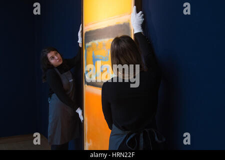 Christie's, London, März 3. 2017. Bild: Galerie Mitarbeiter Glätten Mark Rothkos "Nr. 1", gemalt im Jahr 1949, die voraussichtlich zwischen £ 8 Millionen zu holen.   Bildende Kunst-Auktionshaus Christies halten ein Presse-Preview für Nachkriegs- und zeitgenössische Kunst Auktionen am 7. März stattfinden und 8.. Bildnachweis: Paul Davey/Alamy Live-Nachrichten Stockfoto