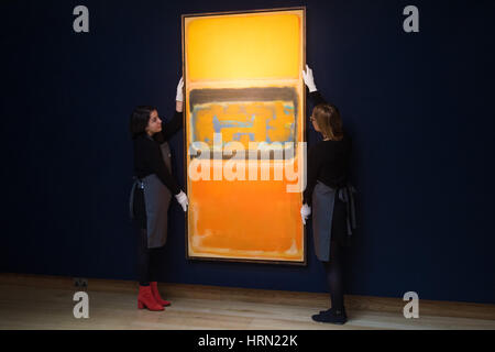 Christie's, London, März 3. 2017. Bild: Galerie Mitarbeiter Glätten Mark Rothkos "Nr. 1", gemalt im Jahr 1949, die voraussichtlich zwischen £ 8 Millionen zu holen.  Bildende Kunst-Auktionshaus Christies halten ein Presse-Preview für Nachkriegs- und zeitgenössische Kunst Auktionen am 7. März stattfinden und 8.. Bildnachweis: Paul Davey/Alamy Live-Nachrichten Stockfoto