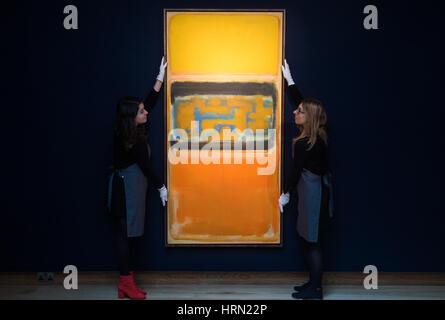 Christie's, London, März 3. 2017. Bild: Galerie Mitarbeiter Glätten Mark Rothkos "Nr. 1", gemalt im Jahr 1949, die voraussichtlich zwischen £ 8 Millionen zu holen.  Bildende Kunst-Auktionshaus Christies halten ein Presse-Preview für Nachkriegs- und zeitgenössische Kunst Auktionen am 7. März stattfinden und 8.. Bildnachweis: Paul Davey/Alamy Live-Nachrichten Stockfoto