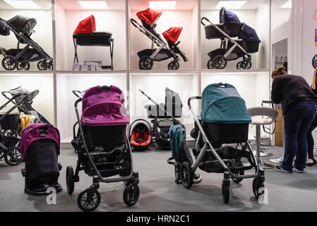 London, UK. 3. März 2017. Besucher sehen die neuesten Kinderwagen-Designs. Der Baby-Show öffnet im Excel Centre in den Docklands, wo über 200 Aussteller ihre Produkte für neuen und werdenden Eltern mit mehr als 24.000 Besucher erwartet am Wochenende präsentieren. Bildnachweis: Stephen Chung/Alamy Live-Nachrichten Stockfoto