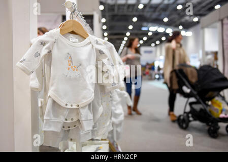 London, UK. 3. März 2017. Ein Messestand zeigt Baby-Kleidung. Der Baby-Show öffnet im Excel Centre in den Docklands, wo über 200 Aussteller ihre Produkte für neuen und werdenden Eltern mit mehr als 24.000 Besucher erwartet am Wochenende präsentieren. Bildnachweis: Stephen Chung/Alamy Live-Nachrichten Stockfoto