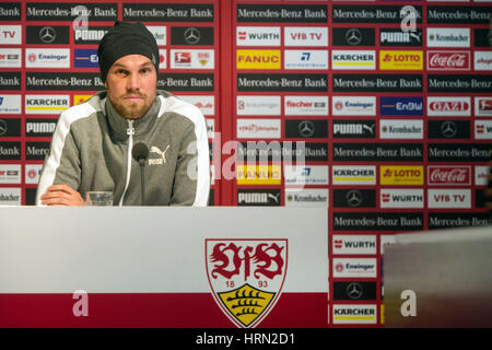 Stuttgart, Deutschland. 3. März 2017. Eine tränende Kevin Grosskreutz bietet seiner Familie und seinen Fans eine Entschuldigung für seine Indiskretionen auf einer Pressekonferenz in Stuttgart, Deutschland, 3. März 2017. Der Fußballer Zeit beim VfB Stuttgart ist zu einem Ende gekommen, und sein Vertrag wurde storniert. Foto: Soeren Stache/Dpa/Alamy Live News Stockfoto