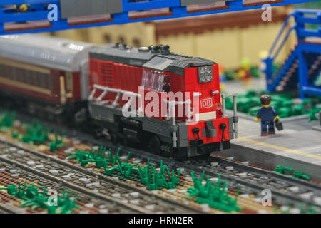 Danzig, Polen. 3. März 2017. Bahnhof mit Deutche Bahn Zug Modell mit Legosteinen auf LEGO Ziegelsteine Ausstellung am 3. März 2017 in Galeria Metropolia in Danzig gesehen. Bildnachweis: Michal Fludra/Alamy Live-Nachrichten Stockfoto