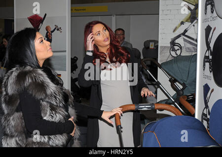 London, UK. 3. März 2017. Schwanger Geissens Sterne Amy Childs Geschäfte auf der Baby-Show in ExCel, begleitet von ihrer Mutter, Schwägerin und Nichte. Bildnachweis: JOHNNY ARMSTEAD/Alamy Live-Nachrichten Stockfoto