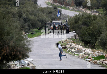 Bethlehem, Westjordanland, Palästinensische Gebiete. 3. März 2017. Palästinensische Demonstranten Zusammenstößen mit israelischen Sicherheitskräften in der West Bank Dorf Tuqu in der Nähe von Bethlehem am 3. März 2017 Credit: Wisam Hashlamoun/APA Bilder/ZUMA Draht/Alamy Live News Stockfoto