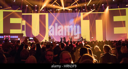 Hamburg, Deutschland. 3. März 2017. Die Hip-Hop-Gruppe "Die Fantastischen Vier" führt bei der Marketing-Messe "Online Marketing Rockstars" (OMR) in Hamburg, Deutschland, 3. März 2017. Foto: Christian Charisius/Dpa/Alamy Live News Stockfoto