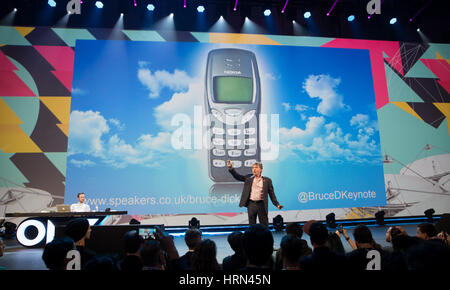 Hamburg, Deutschland. 3. März 2017. Bruce Dickinson, Sänger der Rock-Band Iron Maiden, spricht bei der marketing Messe "Online Marketing Rockstars (OMR)" in Hamburg, Deutschland, 3. März 2017. Foto: Christian Charisius/Dpa/Alamy Live News Stockfoto