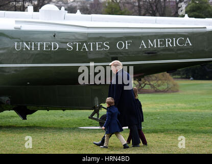 Washington, USA. 3. März 2017. US-Präsident Donald Trump geht mit seinem Enkel Arabella Kushner (R) und Joseph Kushner (L) an Bord Marine One aus dem weißen Haus in Washington, DC, den Vereinigten Staaten, 3. März 2017. Bildnachweis: Yin Bogu/Xinhua/Alamy Live-Nachrichten Stockfoto