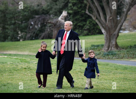 Washington, USA. 3. März 2017. US-Präsident Donald Trump geht mit seinen Enkeln Arabella Kushner (L) und Joseph Kushner (R) an Bord Marine One aus dem weißen Haus in Washington, DC, den Vereinigten Staaten, 3. März 2017. Bildnachweis: Yin Bogu/Xinhua/Alamy Live-Nachrichten Stockfoto