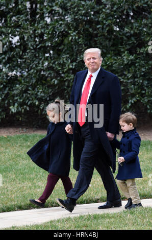 Washington, USA. 3. März 2017. US-Präsident Donald Trump geht mit seinen Enkeln Arabella Kushner (L) und Joseph Kushner (R) an Bord Marine One aus dem weißen Haus in Washington, DC, den Vereinigten Staaten, 3. März 2017. Bildnachweis: Yin Bogu/Xinhua/Alamy Live-Nachrichten Stockfoto