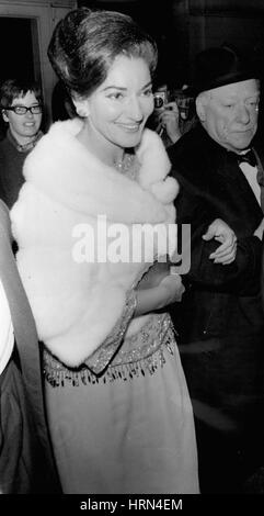 April 1967 - Opernstar Maria Callas geht nach Covent Garden - aber als Mitglied des Publikums: Opernstar Maria Callas kehrte gestern Abend nach Covent Garden zurück - aber als Mitglied des Publikums. Nachdem sie und ihr Freund Aristoteles Onassis, der Reeder, in einem Fall des High Court gegen Panaghis Vergottisover ein Schifffahrtsabkommen von 1200.000 verklagt haben, wollen wir die neue Produktion von "La Traviata" - eine Oper, die sie oft gesungen hat - nicht in London sehen. Sie saß auf etwa 5 Sitzplätzen als Gast von Sir David Webster, General Administrator des Opernhauses. Fotoshows: Maria Callas im Bild Stockfoto