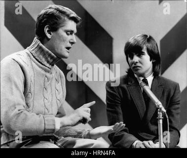 12. Dezember 1966 - '' The Monkees'' neue BBC Tv-Serie.: Vier junge Männer in einem pop-Gruppe sind die Stars der eine neue heitere Film-Comedy-Serie, die auf BBC 1 am 31. Dezember beginnt. Manchester geborene Davy Jones, der ging nach Amerika, um der Artful Dodger in '' Oliver'' spielen und blieb am Broadway in "Pickwick '' angezeigt werden, führt die Gruppe f The Monkees. Foto zeigt, dass Davy Jones zu sehen ist wird heute von Peter Murray - interviewt. Das Interview sehen Sie auf '' Top des Pop "(Credit-Bild: © Keystone Presseagentur/Keystone USA über ZUMAPRESS.com) Stockfoto