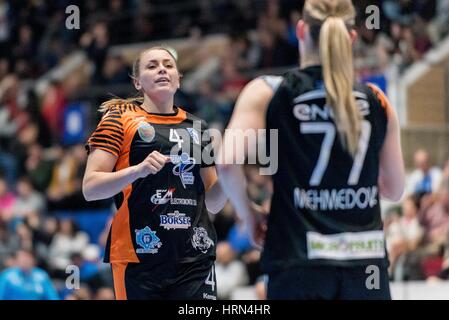 Bukarest, Rumänien. 3. März 2017. Isabelle Gulden #4 von CSM Bukarest in Aktion während des Weibes European Handball Federation (EHF) Champions League Spiel zwischen CSM Bukarest (ROU) Vs RK Krim Mercator (SLO) in Bukarest, Rumänien ROU Hall Polyvalent. Bildnachweis: Cronos Foto/Alamy Live-Nachrichten Stockfoto