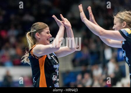 Bukarest, Rumänien. 3. März 2017. Majda Mehmedovic #77 von CSM Bukarest in Aktion während des Weibes European Handball Federation (EHF) Champions League Spiel zwischen CSM Bukarest (ROU) Vs RK Krim Mercator (SLO) in Bukarest, Rumänien ROU Hall Polyvalent. Bildnachweis: Cronos Foto/Alamy Live-Nachrichten Stockfoto