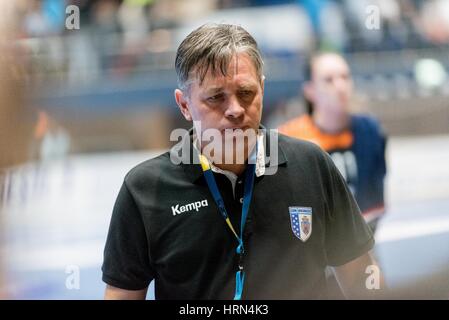 Bukarest, Rumänien. 3. März 2017. Aurelian Rosca Cheftrainer der CSM Bukarest in Aktion während des Weibes European Handball Federation (EHF) Champions League Spiel zwischen CSM Bukarest (ROU) Vs RK Krim Mercator (SLO) in Bukarest, Rumänien ROU Hall Polyvalent. Bildnachweis: Cronos Foto/Alamy Live-Nachrichten Stockfoto