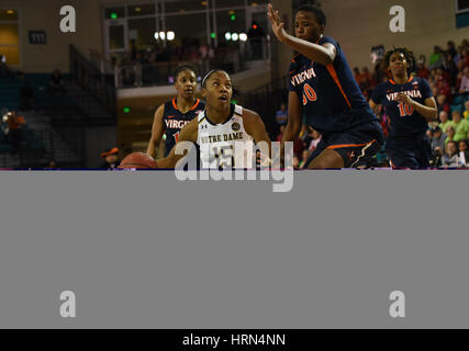 CONWAY, SC - März 03: Notre Dame Fighting Irish Guard Lindsay Allen (15) fährt die Spur während des Spiels zwischen den Virginia Cavaliers und die Notre Dame Fighting Irish in der ACC-Damen Turnier am 3. März 2017 bei HTC Center in Conway, SC. William Howard/CSM Stockfoto