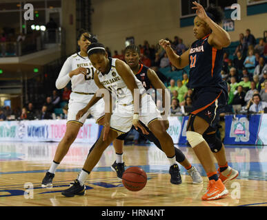 CONWAY, SC - März 03: Notre Dame Fighting Irish Guard verliert Lindsay Allen (15) den Ball auf einem Laufwerk während des Spiels zwischen den Virginia Cavaliers und die Notre Dame Fighting Irish in der ACC-Damen Turnier am 3. März 2017 im HTC Center in Conway, SC. William Howard/CSM Stockfoto