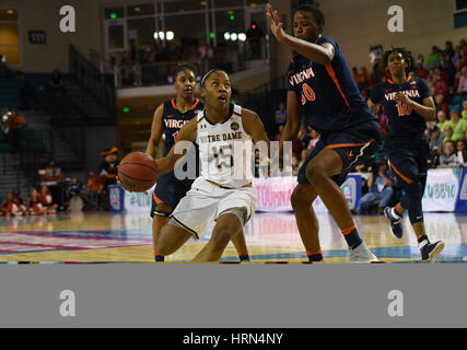 CONWAY, SC - März 03: Notre Dame Fighting Irish Guard Lindsay Allen (15) fährt die Spur während des Spiels zwischen den Virginia Cavaliers und die Notre Dame Fighting Irish in der ACC-Damen Turnier am 3. März 2017 bei HTC Center in Conway, SC. William Howard/CSM Stockfoto