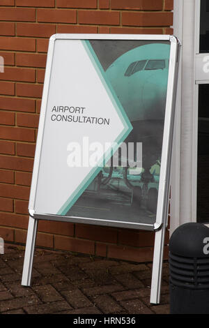 Windsor, UK. 3. März 2017. Ein Schild zeigt die Regierung öffentliche Konsultation im Windsor am Flughafen Heathrow mit einer dritten Startbahn erweitern will. Bildnachweis: Mark Kerrison/Alamy Live-Nachrichten Stockfoto