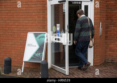 Windsor, UK. 3. März 2017. Ein Mann kommt für die öffentliche Anhörung der Regierung in Windsor am Flughafen Heathrow mit einer dritten Startbahn erweitern will. Bildnachweis: Mark Kerrison/Alamy Live-Nachrichten Stockfoto