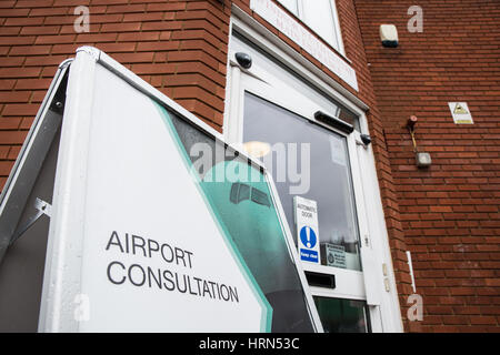 Windsor, UK. 3. März 2017. Ein Schild zeigt die Regierung öffentliche Konsultation im Windsor am Flughafen Heathrow mit einer dritten Startbahn erweitern will. Bildnachweis: Mark Kerrison/Alamy Live-Nachrichten Stockfoto